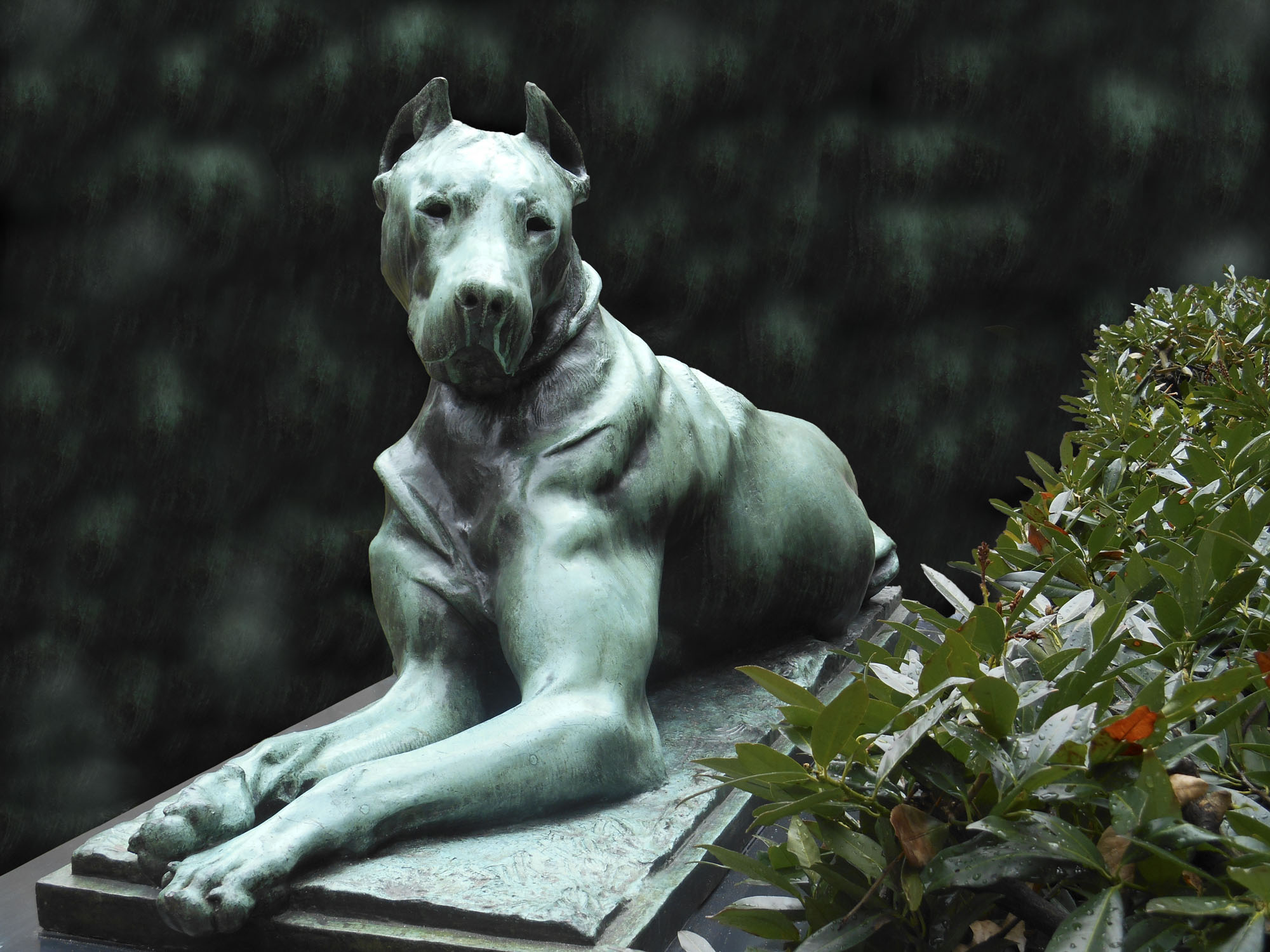 Statue of a dog